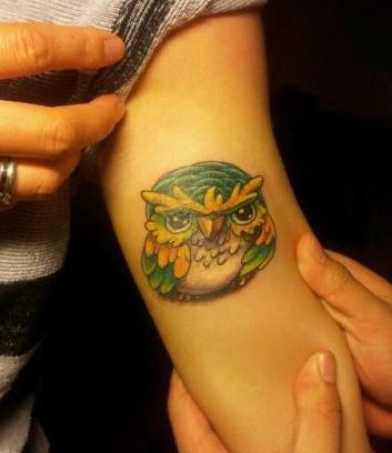 手臂超萌的猫头鹰纹身图案