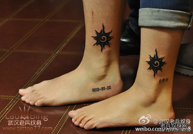 超有爱的潮爸潮妈做的情侣图腾太阳tattoo