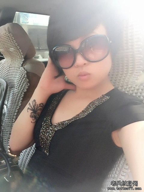 漂亮的高尔夫销售女孩手部彼岸花纹身图案