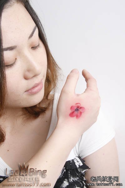 武汉美女手背纹身图案
