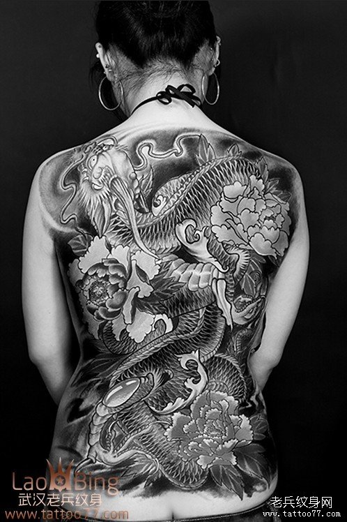 霸气的美女满背龙与牡丹纹身图案作品