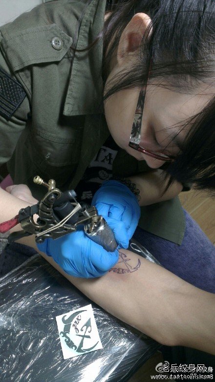 2012年9月20日雯雯制作手部图腾纹身图案现场