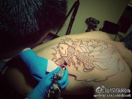 后背招财鲤鱼纹身图案制作现场