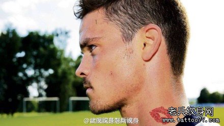 足球球员埃德曼(Dennis Erdmann)奇特脖子唇印纹身