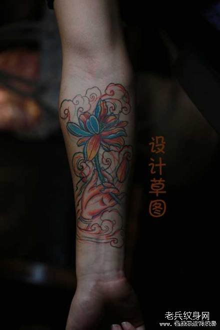 武汉老兵纹身店兵哥制作的手部佛手莲花纹身作品及意义