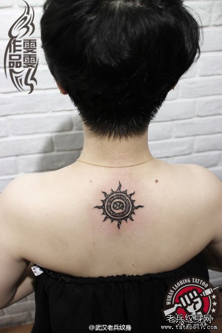 美女颈部十二星座纹身作品及代表意义