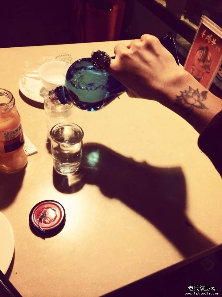 纹身美女为揭秘自身纹身图案及所有的纹身寓意