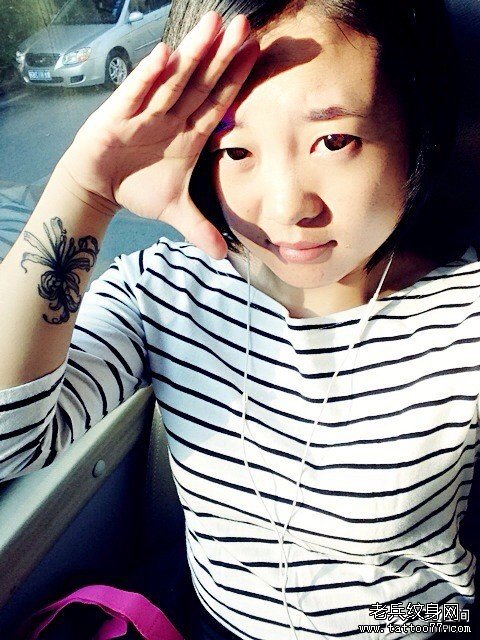漂亮的高尔夫销售女孩手部彼岸花纹身图案