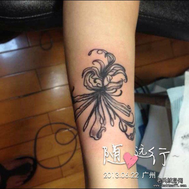 漂亮的高尔夫销售女孩手部彼岸花纹身图案